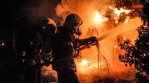 Das Haus des Mannes stand in Vollbrand, die Feuerwehrleute hatten alle Hände voll zu tun (Sujetbild)