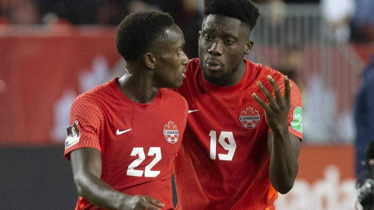 Bayerns Alphonso Davies (rechts) und Kanada hätten ein Testspiel gegen den Iran bestreiten sollen.