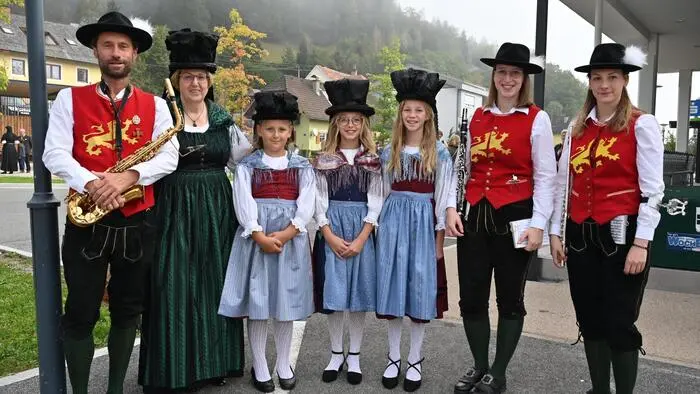 Auf 45 Jahre Vereinsgeschichte blickt die Trachtengruppe Weitensfeld zurück. Was 1981 unter der Leitung der damaligen Obfrau Mathilde Pirker seinen Anfang nahm, wurde heuer unter der Obfrau Astrid Reinsberger-Foditsch mit einem großen Jubiläumsfest gefeiert. Verbunden wurde das Jubiläum mit dem traditionellen Erntedankfest.