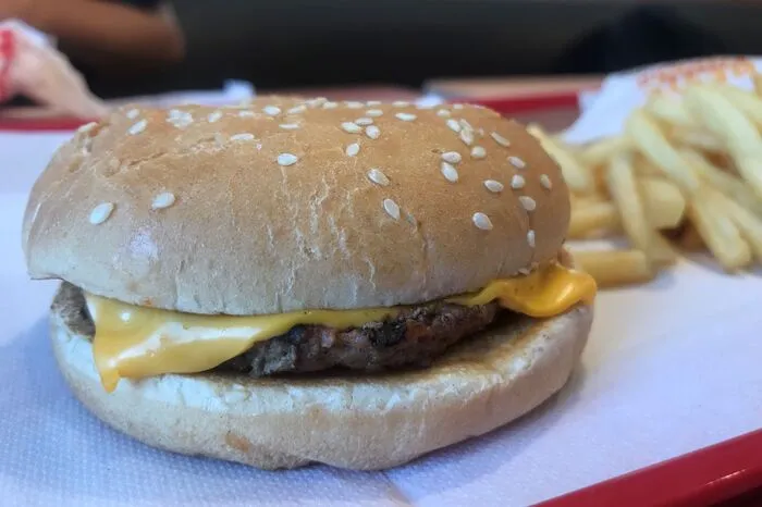 Burger King: Mit den stylishen Burgerläden aus der Nachbarschaft kann und will man bei Burger King nicht mithalten. Kunden sind vor allem junge Leute und solche, die den schnellen Hunger stillen wollen. Man weiß, was man um die günstigen Preise kriegt. Man kriegt, was man zahlt. Ambiente: nüchtern. Maße: 5 cm hoch, 10 cm im Durchmesser, 113 g schwer Fleisch: Stammt laut der freundlichen Burger-King-Bediensteten aus Österreich Pommes: 60 Stück, eher schmal, nicht zu salzig Preis: Cheeseburger 1,70 Euro, Pommes 2,40 Euro, 6,80 für Doublecheeseburger, Onion Rings und 500 ml Sprite.