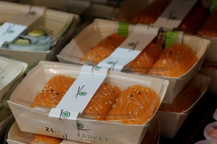 ... Sushi, Maki-Sets, Schüsseln mit Reis und verschiedenen Toppings, Veggie Rolls und vieles mehr.