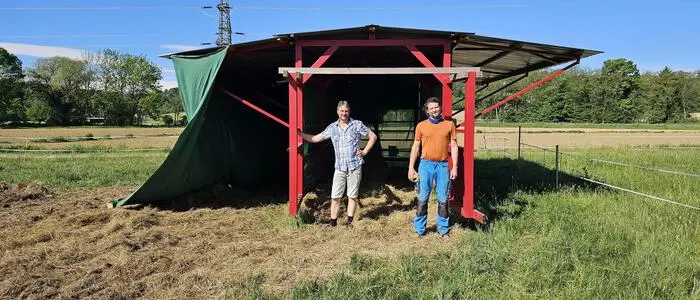 Projektpartner Bio-Winzer Eduard Tropper jun. und LEiV-Mitarbeiter Curd Ranz bei einem der neuen Weideunterstände