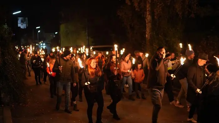Ein leuchtendes Spektakel erlebte Fohnsdorf, als sich zahlreiche Teilnehmerinnen und Teilnehmer mit Fackeln vom Arbeiterheim auf den Weg zur geschichtsträchtigen Ruine Fohnsdorf machten.