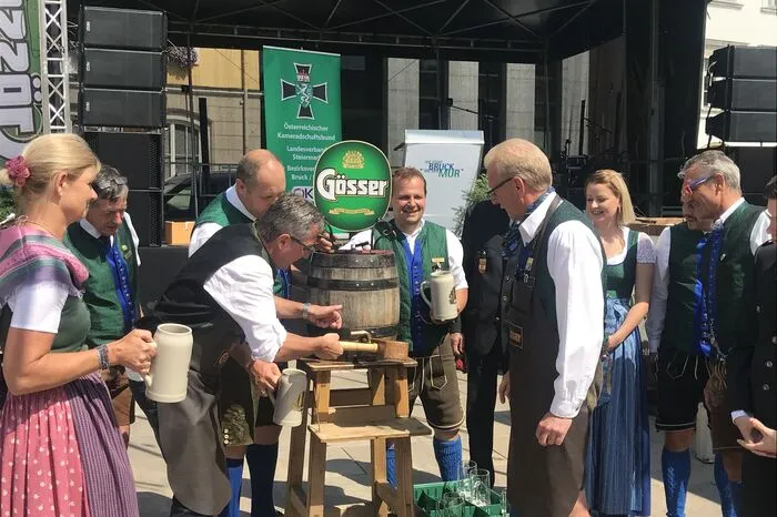Der Brucker Bürgermeister Peter Koch nahm den Bieranstich vor.