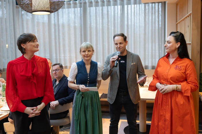 Die Gastgeber Andrea und Marcel Zirngast, flankiert von der Chefin der Österreich Werbung Astrid Steharnig-Staudinger und Unterwirtin Sabrina Steindl.