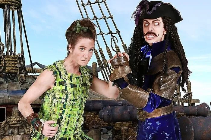 Peter Pan: Alle Kinder werden erwachsen, nur eines nicht: Peter Pan! So beginnt J. M. Barries unsterbliche Geschichte über den nimmermüden Kämpfer aus Nimmerland. Der Revoluzzer und Kindskopf Peter Pan trug die Fackel der Unsterblichkeit spazieren. Sein Widersacher Hook war das erwachsene Böse – ständig verfolgt von einem gefräßigen Krokodil. Es hat gutgetan, erwachsen zu werden. Aber manchmal wünscht man sich nach Nimmerland zurück, wo man einfach so fliegen kann und das, was man glaubte, auch wahr wurde. Andreas Kanatschnig