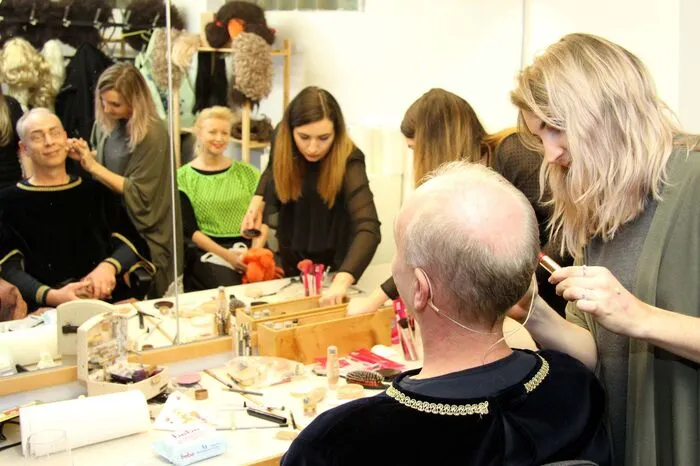 Damit alle auf der Bühne auch was "gleichschau'n" arbeiten Birgit Schüssler, Tina Schüssler und Maria Knezevic in der Abteilung "Maske und Frisuren" auf Hochdruck.