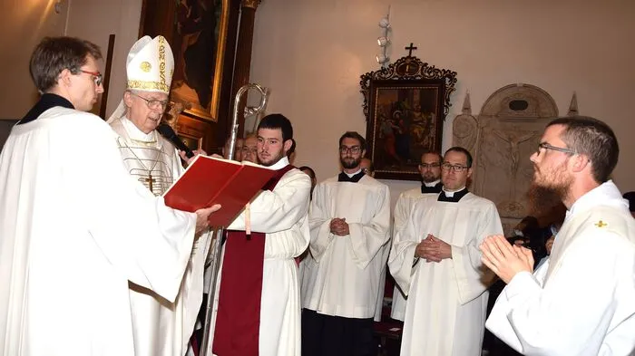 Altbischof Egon Kapellari weihte den jungen Kapuziner Matthias Reich aus Heimschuh zum Priester.