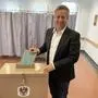 Bürgermeister Manfred Führer bei der Wahlurne 