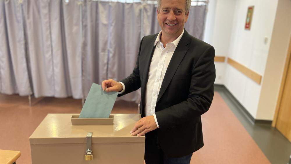 Bürgermeister Manfred Führer bei der Wahlurne 