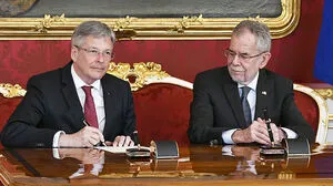Kaiser und Van der Bellen in der Hofburg