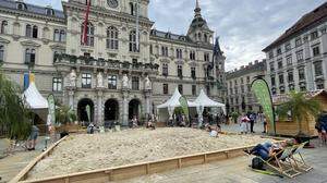 Elf mal Elf Meter misst die Sandkiste, die jetzt vor dem Grazer Rathaus steht