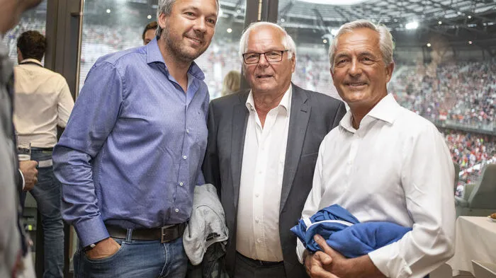 Klicken Sie sich durch die besten Promi-Bilder im Klagenfurter Wörthersee-Stadion!