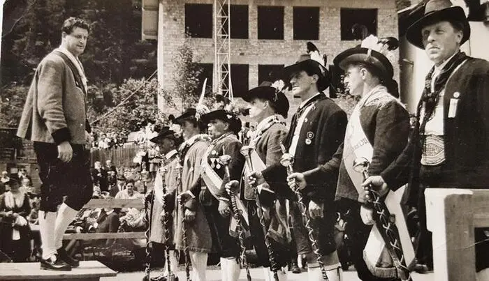 100 Jahre Musikbezirk Iseltal: Eine historische Aufnahme zeigt Musikanten des Musikbezirkes Iseltal – mit dem damaligen Bezirkskapellmeister Sepp Huter 
