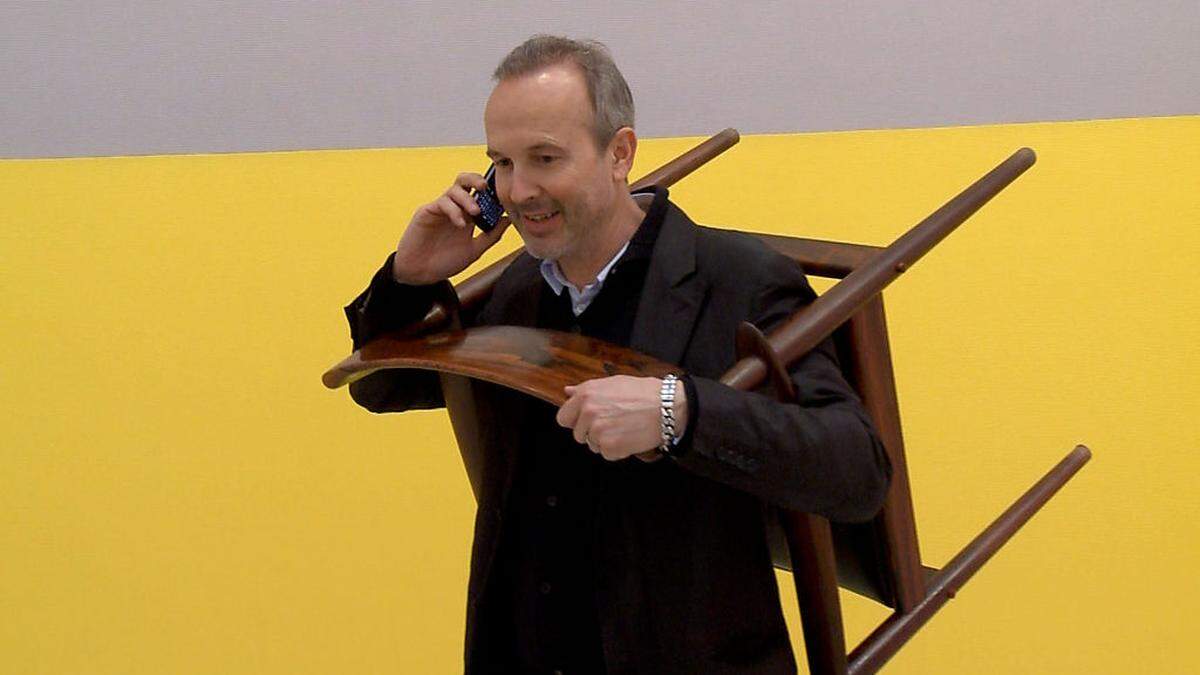 Erwin Wurm und seine Kunst fallen auf