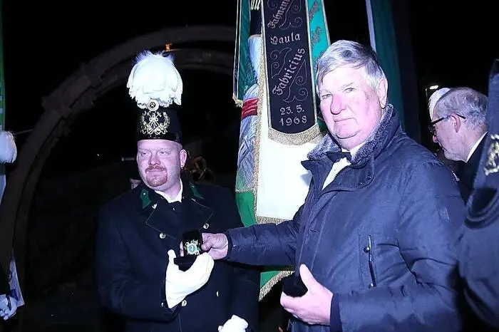 Eine besondere Ehrung wurde dem Fahnenträger Johann Pagger und seinem Team zuteil: Er erhielt das Ehrenzeichen der Montanistischen Traditionsvereinigung Europas.