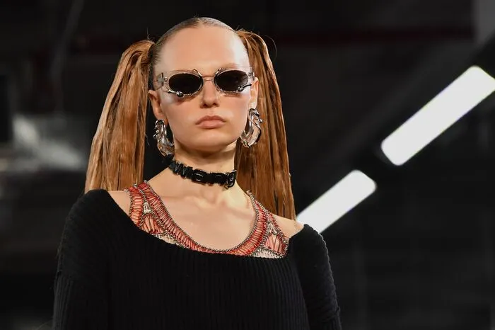 Der Designer ließ seinen Models für die Show die Brauen bleichen.