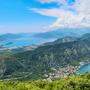 Atemberaubender Ausblick auf die Bucht von Kotor. Die Passstraße soll ein „M“ für Milenanachzeichnen