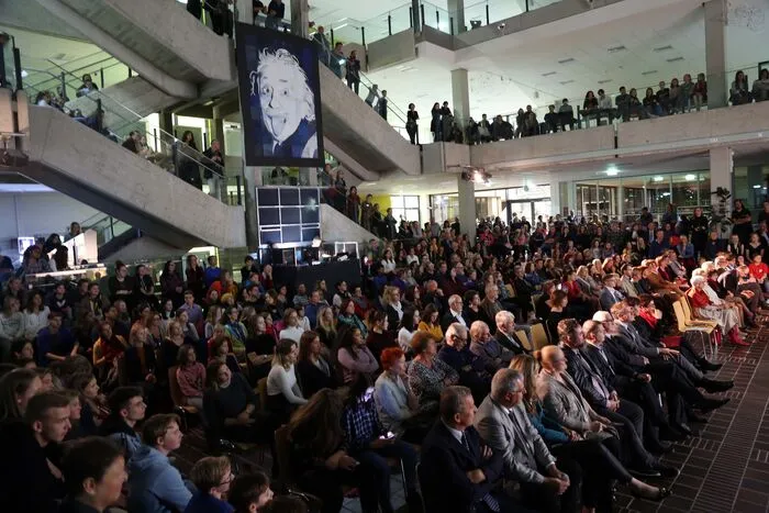 Zahlreiche Besucher waren bei der Veranstaltung in der Schule in St. Martin mit dabei.