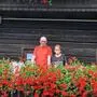 Familie Brunner aus Sonnwiesen auf dem Balkon des alten Bauernhauses, das sie mit Hängegeranien verschönern