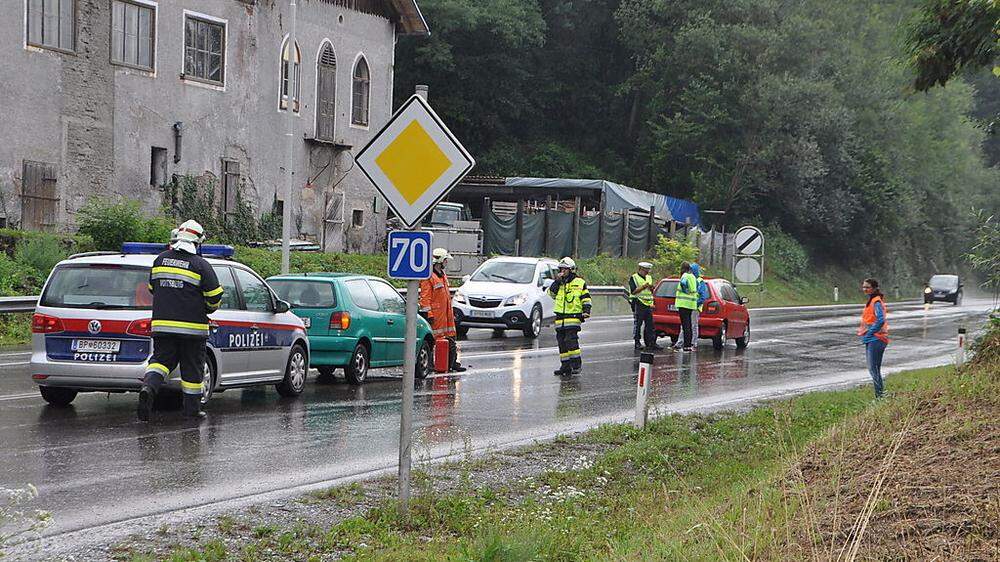 Wegen der Bergungsarbeiten kam es kurzzeitig zu Verkehrsbehinderungen im Voitsberger Stadtgebiet