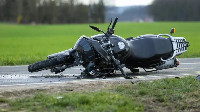 Der Motorradfahrer wollte ein Auto überholen (Symbolfoto)