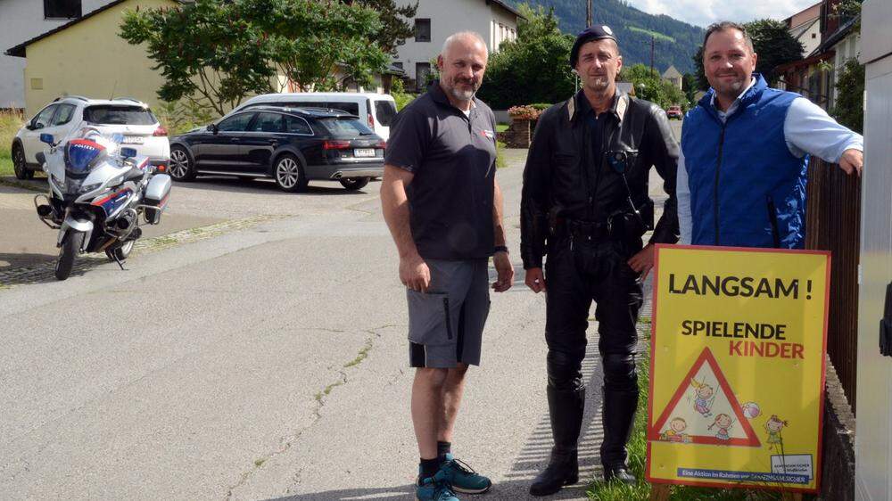 Hans Weikl von der Polizei Weißkirchen mit den Initiatoren der Aktion: Vizebürgermeister Markus Tafeit (rechts) und Gemeinderat Klement Kaltenegger (links)