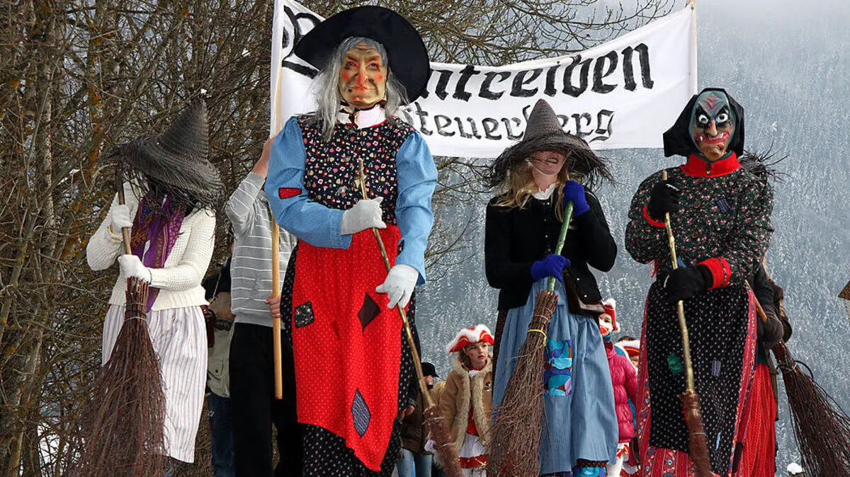 Das "Bärentreiben" in Steuerberg zählt zu den beliebtesten Faschingsbräuchen.