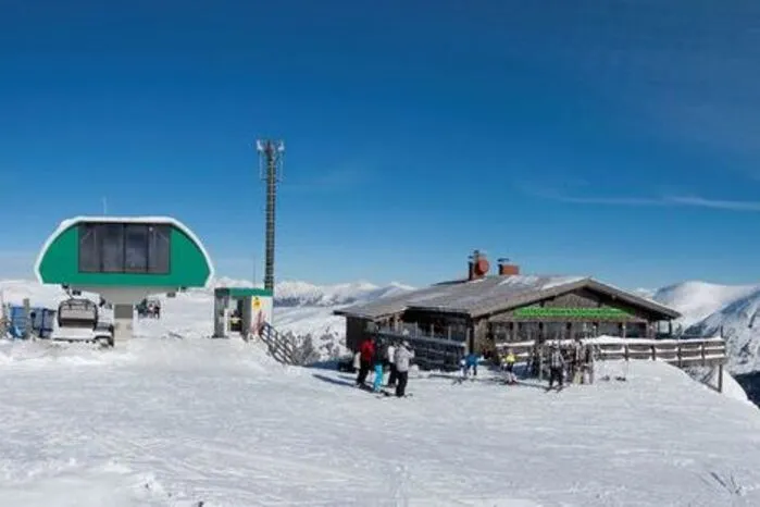 Weil sich der Betrieb während der Pandemie nicht rechnet, bliebt das Skigebiet Innerkrems 2020/2021 zu, ebenso wie die Hotels. Die Betreiber wollen den Skibetrieb aber weiterführen. Heuer wurde ein Lift Strasseralm bereits in Betrieb genommen.