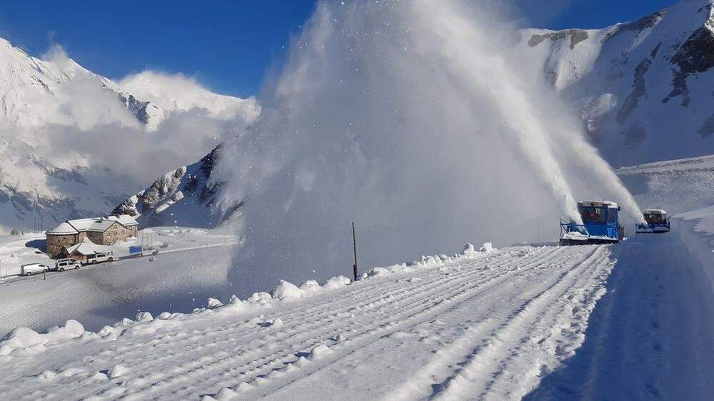 Die Großglockner Hochalpenstraße muss von Tonnen Schnee befreit werden