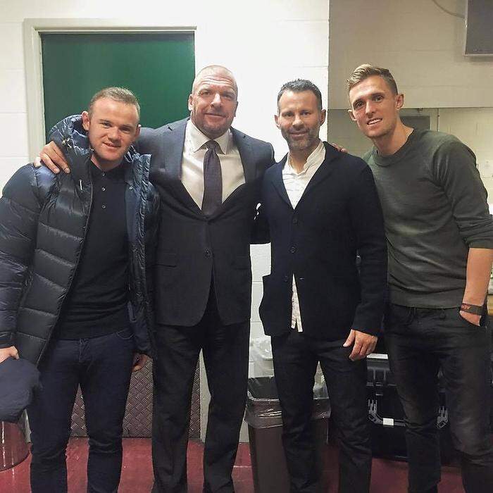 Die Manchester-Stars Wayne Rooney, Ryan Giggs und Darren Fletcher mit WWE-Boss Triple H (2. von links)