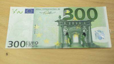 Kurios: Auch wenn ein echter 300- Euro-Schein nie ein Thema war – als Fälschung tauchte er auf