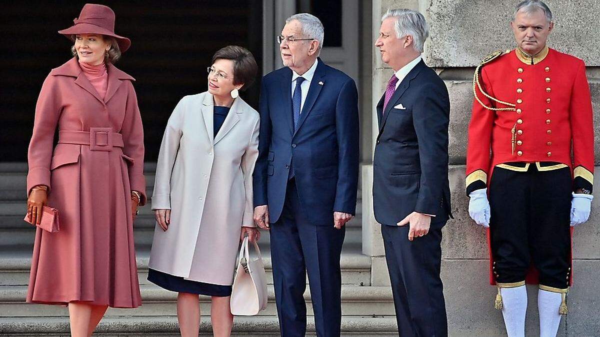 Herzlicher Empfang: Alexander Van der Bellen und First Lady Doris Schmidauer wurden vom Königspaar Philippe und Mathilde begrüßt - an der Seite eines Palastangestellten