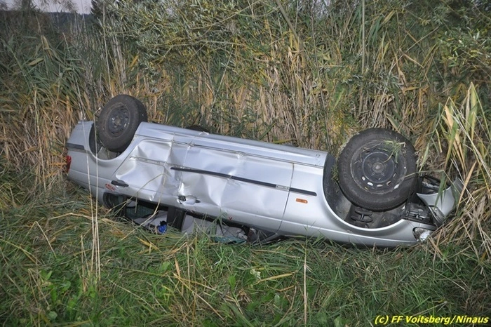 Die Einsatzkräfte stellten nach Auftragserteilung durch die Einsatzleiter einen Weg zu den Verletzten unter Verwendung von Schere und Spreizer her, um den Notärzten und Sanitätern die Möglichkeit der Erstversorgung zu ermöglichen.