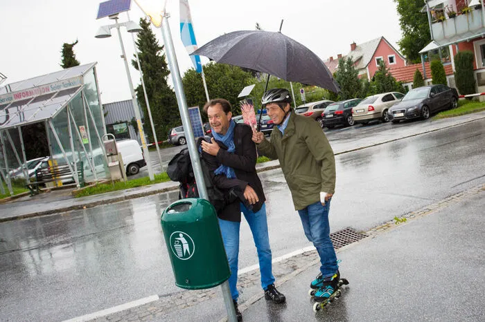 Nach wenigen Metern muss Reinhard Hofer seine Rollschuhe ausziehen. Er hat darin keinen Halt.