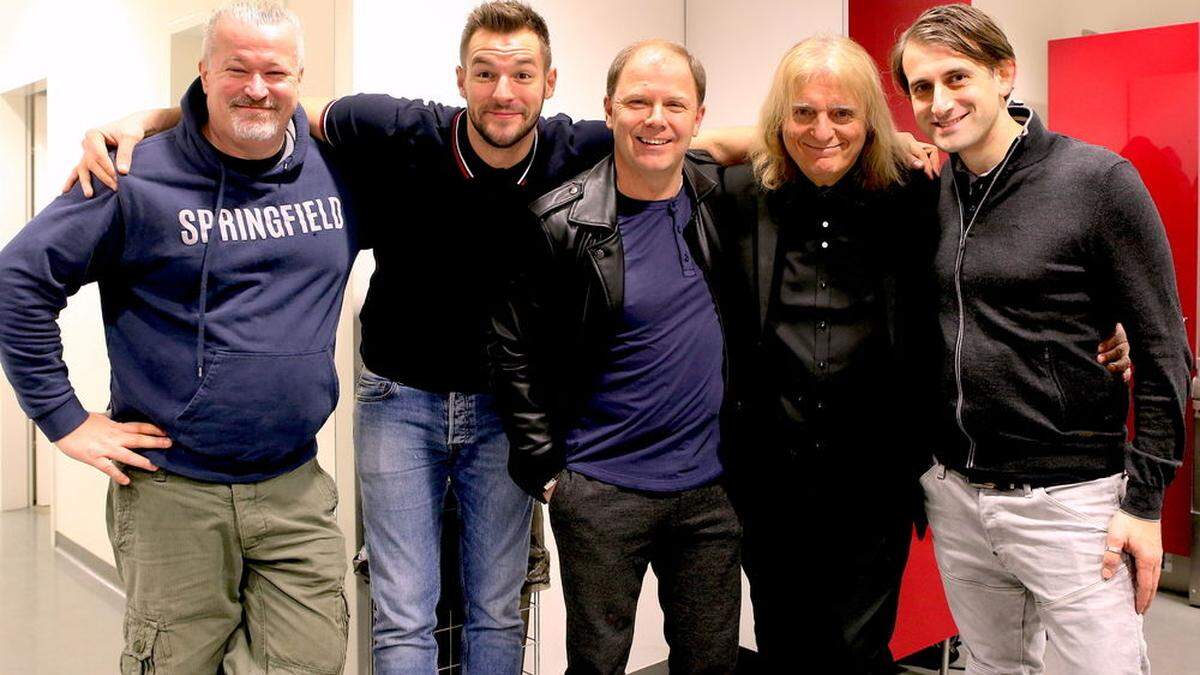 Trugen zum Erfolg bei: die Kabarettisten Mike Supancic und Paul Pizzera, Gastgeber Berndhard Rinner, Organistator Vojo Radkovic und Mike Tassis von den Grazer Spielstätten