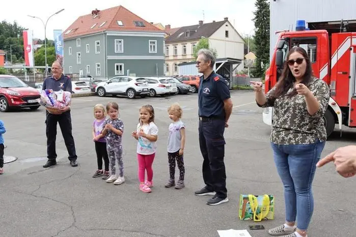 Eine Führung durch das Rüsthaus mit Besichtigung der Einsatzzentrale stand ebenso auf dem Programm wie das Anprobieren der Einsatzkleidung. Das Gewicht eines Brandschutzhelmes rief bei den Kindern großes Staunen hervor.