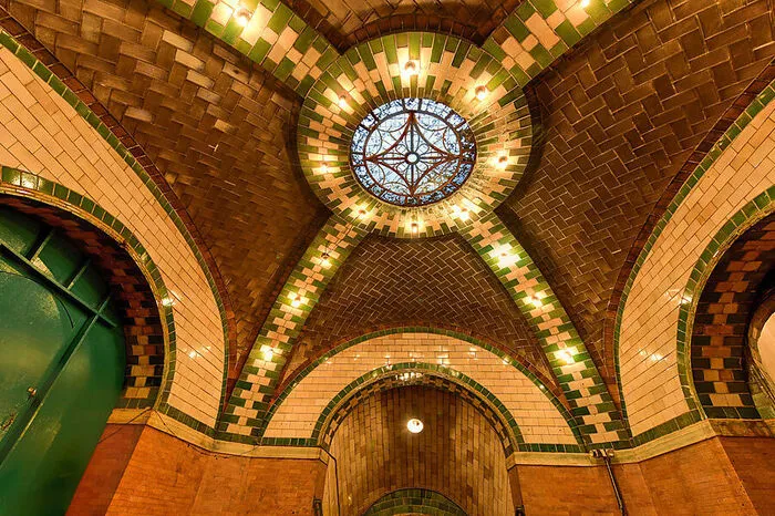 Heute sind es 472 Stationen, in die New Yorker und Touristen einsteigen können. Doch es gibt auch noch ein paar Geisterstationen wie "City Hall" in der Nähe der Brooklyn Bridge.