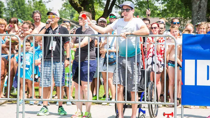 Der am Kulm so schwer gestürzte Lukas Müller eröffnete das Rennen. Dabei stand er sogar ein paar Mal aus dem Rollstuhl auf