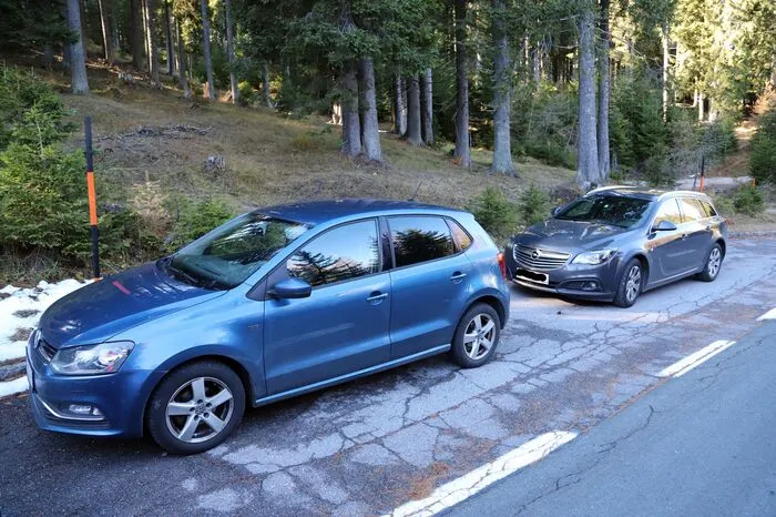 Der Rosstratten-Parkplatz war gut besucht, Autos säumten auch die Straßenränder.