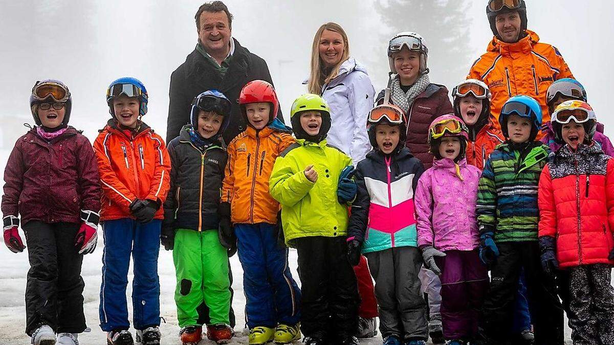 Hanno Settele (links hinten) mit Kindern aus der Volksschule Hochrindl