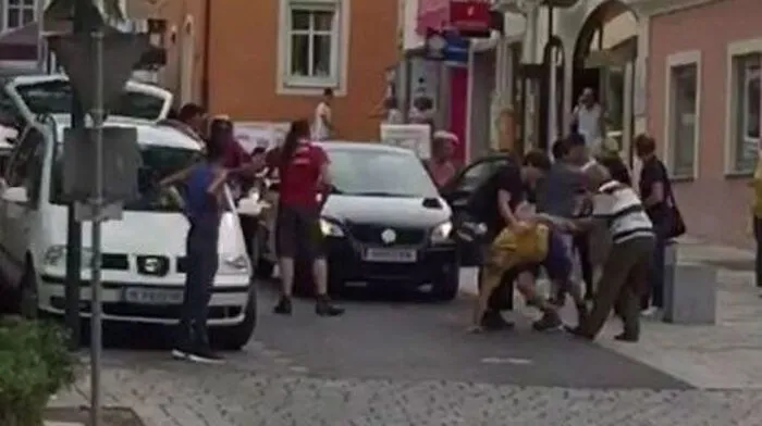 Ein Video von einer Rauferei am Freitagnachmittag mitten in Hartberg kursiert derzeit im Internet. Die Exekutive erhebt den Vorfall gerade. Laut Polizei gab es einen Leichtverletzten.