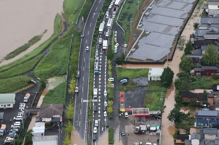 Die Behörden bestätigten zudem den Tod von zwei Menschen: In der Präfektur Saga wurde die Leiche eines Mannes in einem weggeschwemmten Auto gefunden. In der benachbarten Präfektur Fukuoka starb ein Mann, als er sich aus seinem vom Wasser eingeschlossenen Auto befreien wollte.
