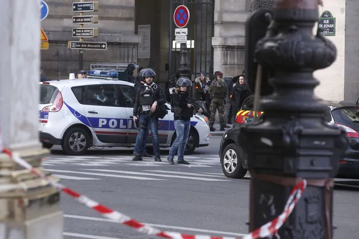 Die Schreie des Mannes ließen darauf schließen, dass der Mann seinen Angriff in einem "terroristischen Rahmen" habe verüben wollen.