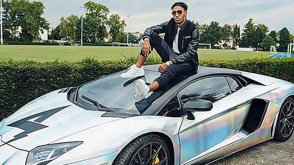 Pierre-Emerick Aubemayang mit seinem Lamborghini Aventador