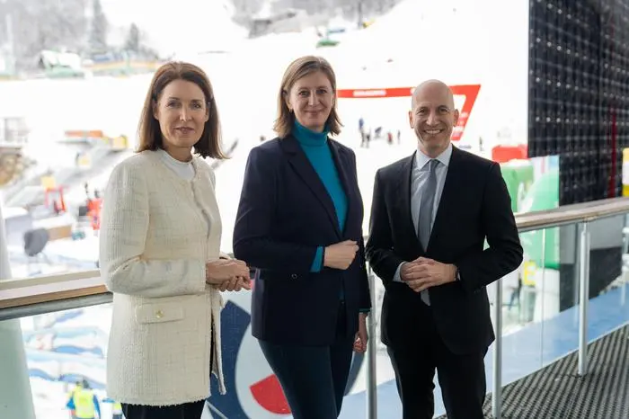 Minister Martin Kocher mit Landesrätin Barbara Eibinger-Miedl und FFG-Geschäftsführerin Henrietta Egerth beim Pressegespräch