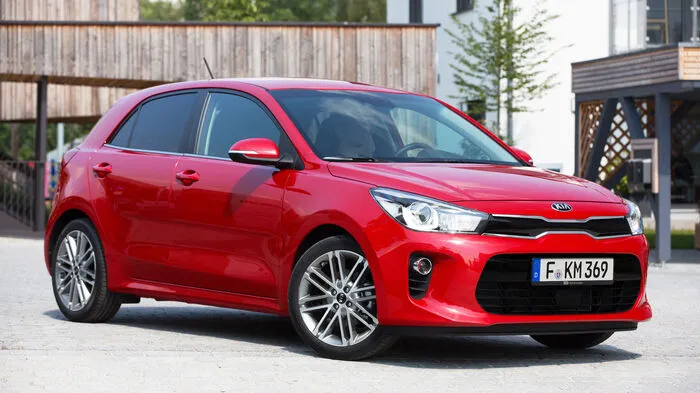 Die vierte Auflage des Kia Rio schaut so selbstbewusst drein wie noch nie: Ein prägendes Element der Frontansicht ist der Kühlergrill in der typischen „Tigernasen“-Form mit einer Abdeckung in Hochglanzschwarz. Flankiert wird er von neuen Scheinwerfern mit LED-Tagfahrlicht, die mit dem Grill eine optische Einheit bilden.