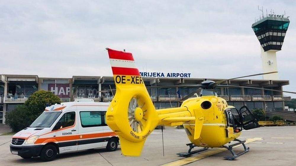 Patientenübernahme durch den Intensivtransporthubschrauber des ÖAMTC auf dem Flughafen Rijeka