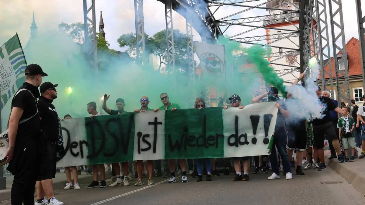 Große Freude über den Aufstieg herrscht auch beim Fanklub "Alte Garde Donawitz" mit Obmann Horst Gessl