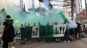 Große Freude über den Aufstieg herrscht auch beim Fanklub "Alte Garde Donawitz" mit Obmann Horst Gessl